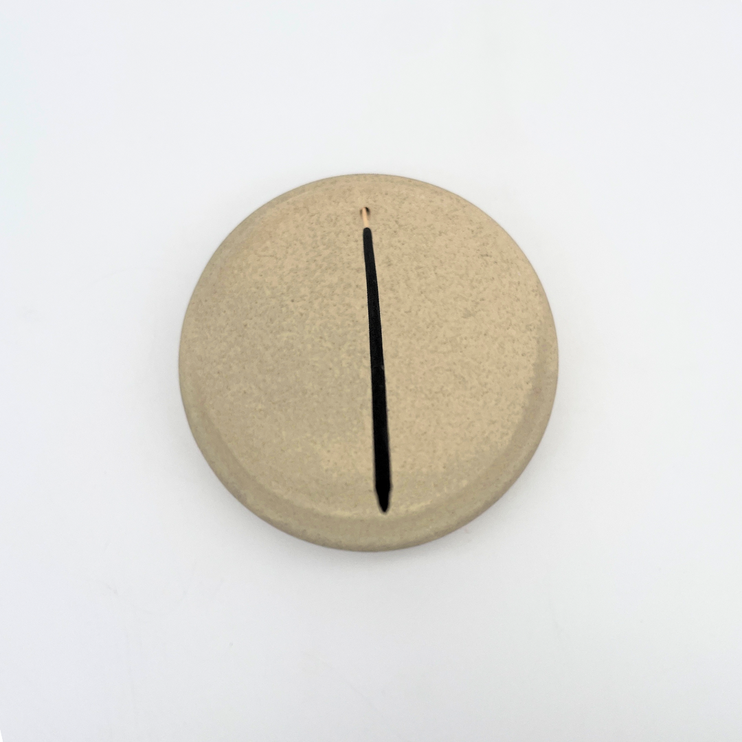 wierook houder - wierookhouder - keramiek - rond - schuin - beige - diameter 14,5 cm - wierook brander